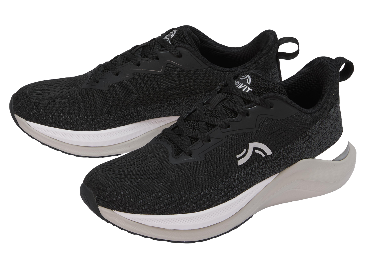 Fekete sportcipők fehér talppal, fekete háttér előtt.