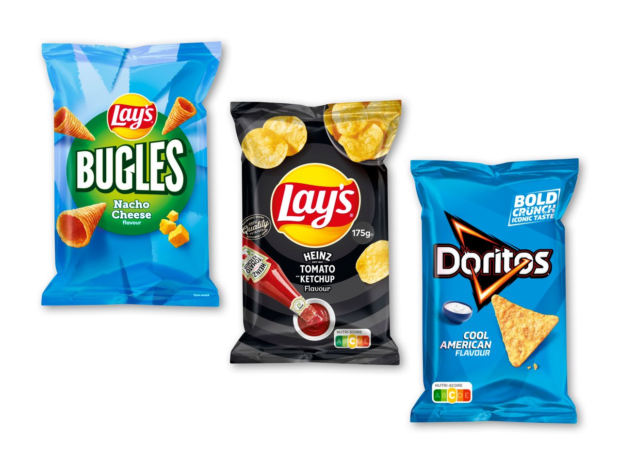 Tre poser chips: en blå pose med majssnacks med nachosmag, en sort pose med kartoffelchips med tomatsmag og en blå pose med tortillachips med cool amerikansk smag.