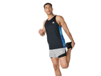 Homem com camisola sem mangas CRIVIT e calções desportivos a alongar.