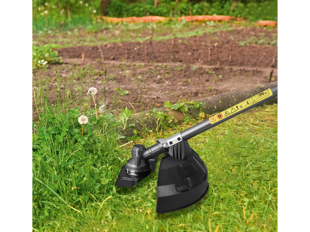 Motocoasă fără fir 2 în 1 Parkside Performance tăind iarba într-o grădină.