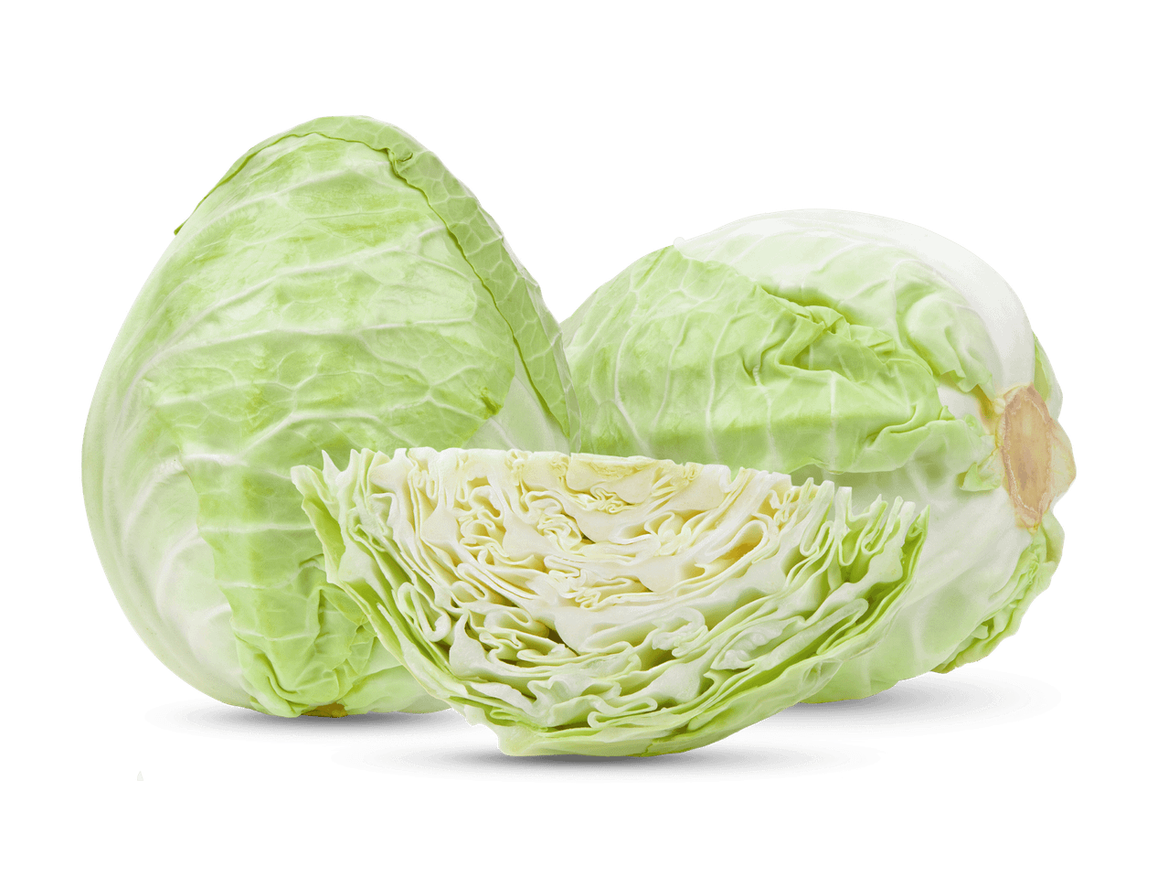 Zwei ganze und ein halbierter Weißkohl liegen auf einem dunklen Untergrund.