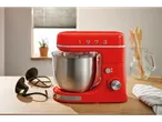 Piros SILVERCREST® 650W álló mixer rozsdamentes acél tálal és kiegészítőkkel egy fa asztalon.