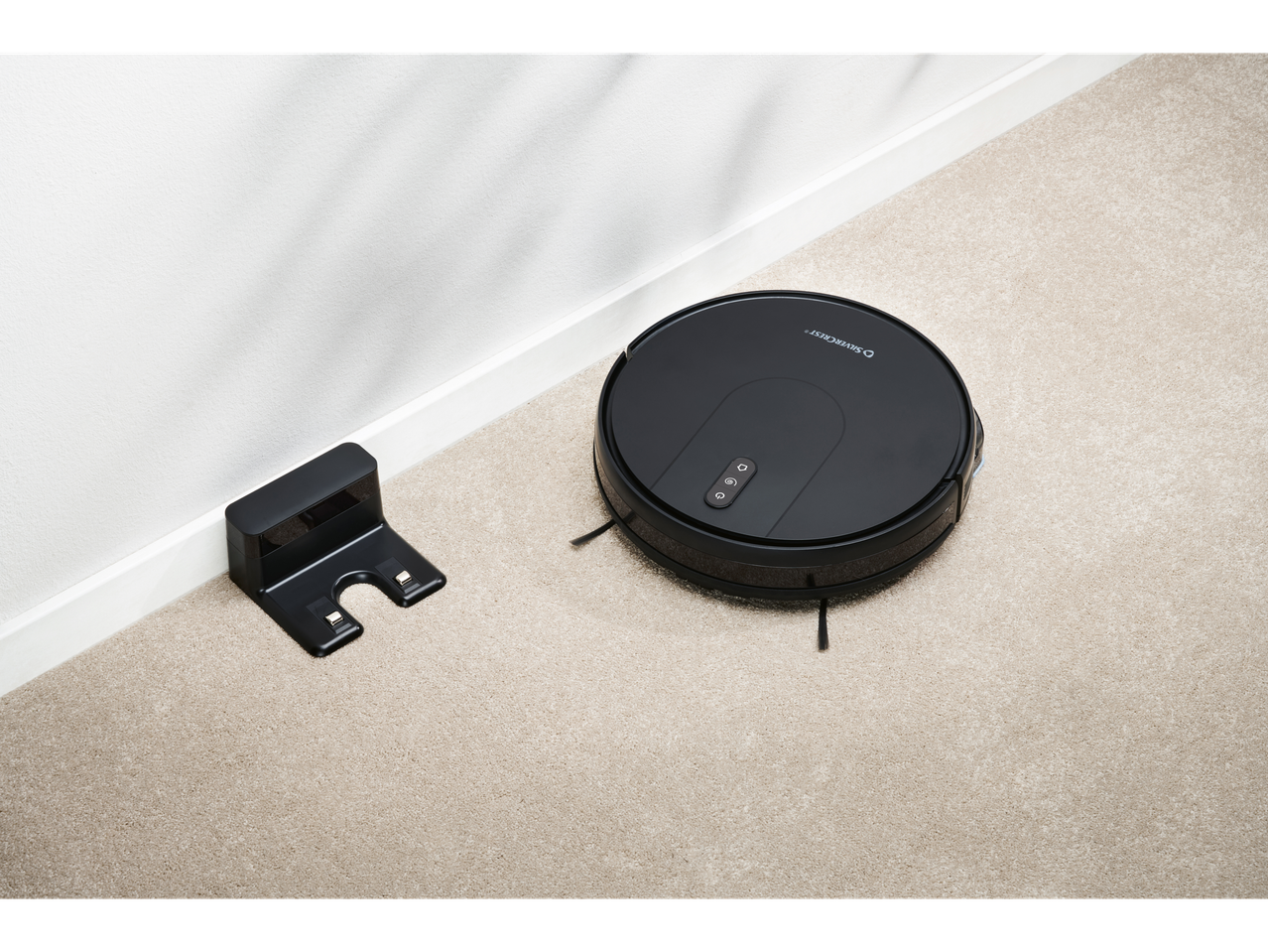 Silvercrest® robot usisavač s funkcijom brisanja i stanicom za punjenje na tepihu.