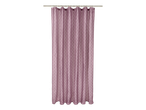 Ružičasta zavesa za tuš sa geometrijskim uzorkom, okačena na metalnu šipku.
