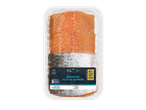 Filets de saumon et de poisson blanc en barquette plastique.