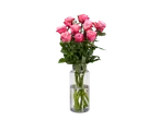 Buquê de rosas cor-de-rosa em um vaso de vidro.