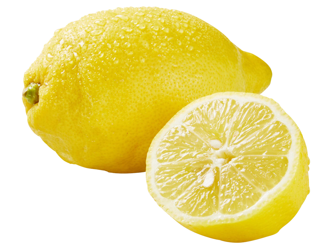 Egy egész és egy félbevágott friss citrom fehér háttér előtt.