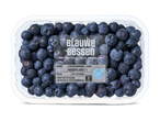Een doorzichtige plastic bak met blauwe bessen, met een etiket met de tekst 'Blauwe Bessen van Hollandse Bodem' en productinformatie.