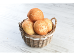 Cesta de pãezinhos crocantes.