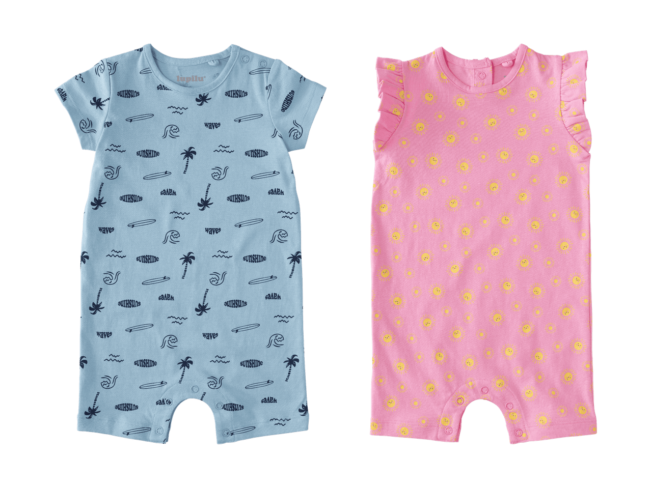 Deux barboteuses pour bébés : une bleue avec motif surf et une rose avec des soleils souriants.