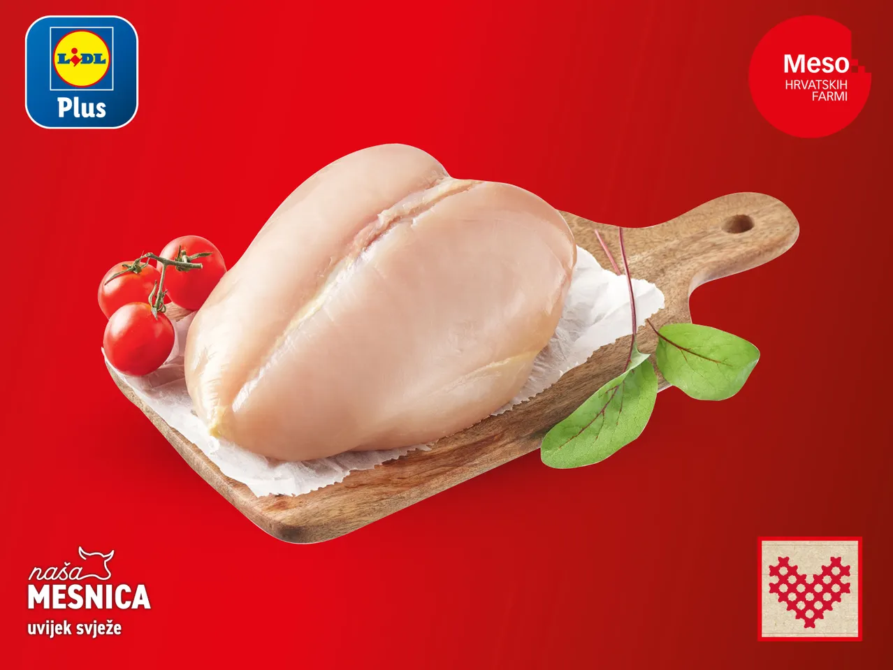 Sirova pileća prsa na dasci za rezanje s rajčicama i zelenilom, s logotipima Lidla i Mesnice.