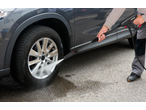Muškarac čisti točak automobila PARKSIDE Flexi peračem pod pritiskom.