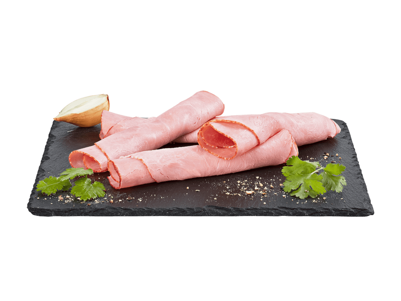 Fette arrotolate di prosciutto cotto su un tagliere di ardesia con cipolla e prezzemolo.