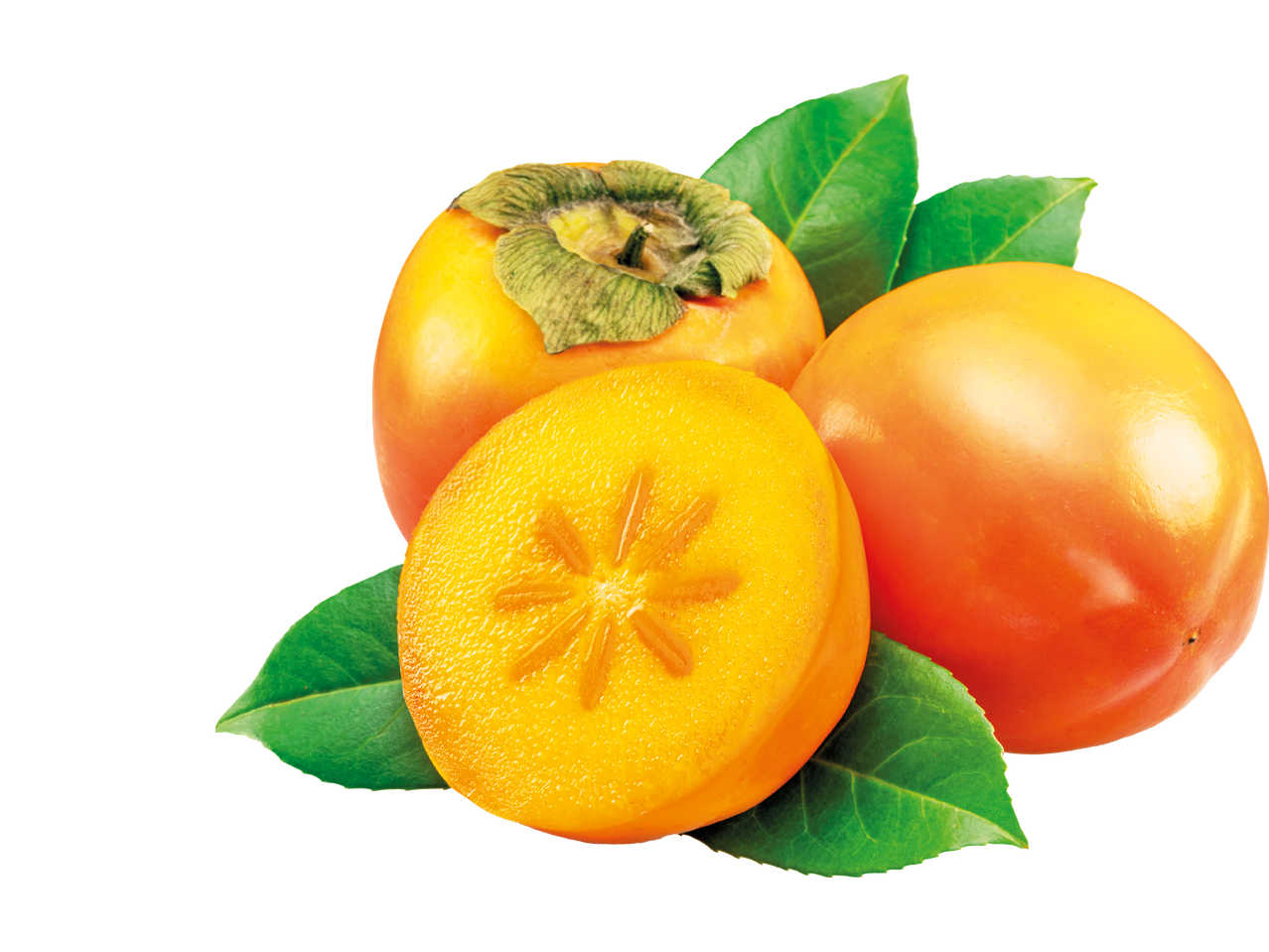 Två hela och en halverad persimon med gröna blad på svart bakgrund.