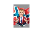 Karikatura fudbalera u dresu, sedi u joga pozi ispred norveške zastave.