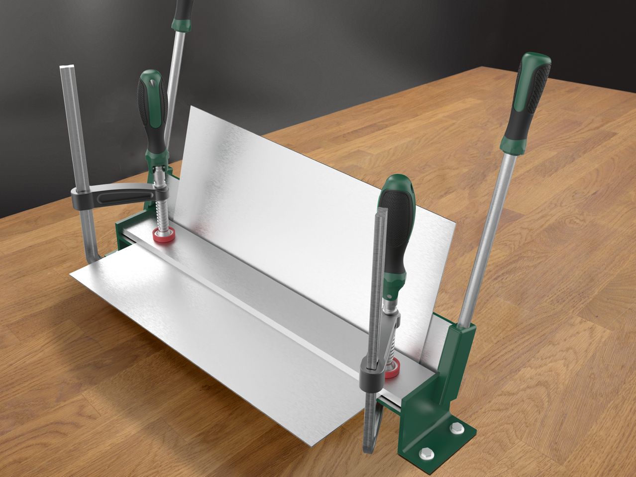 Eine Metallbiegevorrichtung mit drei Schraubzwingen wird auf einem Holztisch gezeigt.