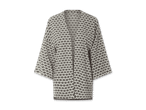 Ein weißer Kimono mit schwarzem Muster.
