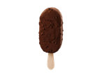 Um sorvete de chocolate com pedaços de chocolate em um palito de madeira.