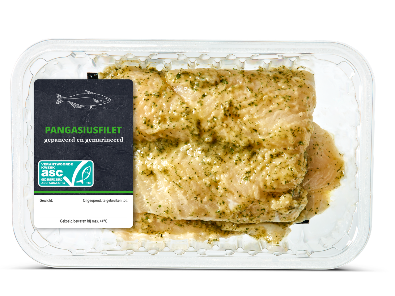 Gemarineerde en gepaneerde pangasiusfilets in een schaal.