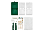 Conjunto de rolo e pincéis de pintura com tabuleiros e folha protetora.