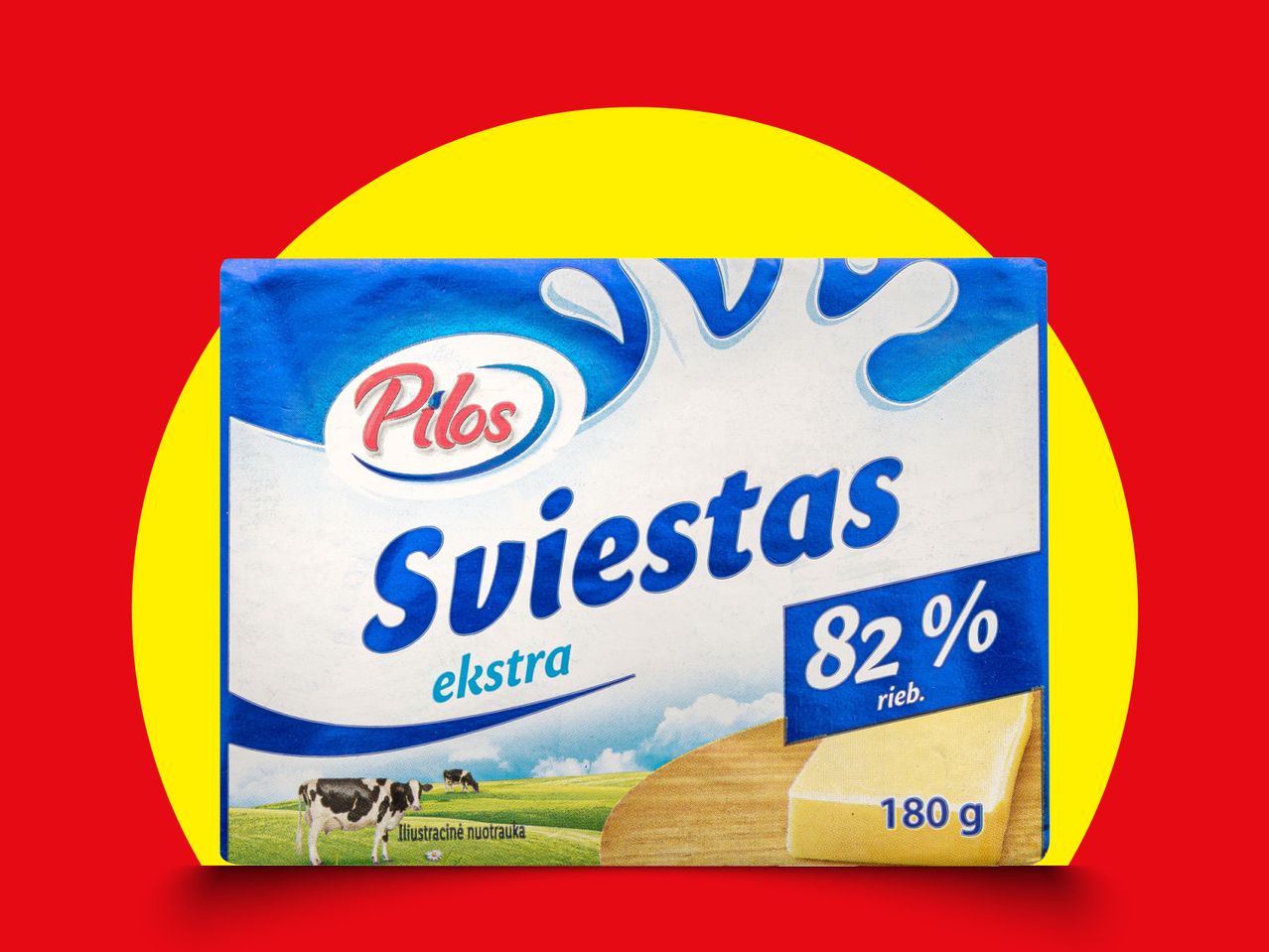 Pilos sviesto pakuotė su užrašu „Sviestas ekstra 82% rieb.“ ir karvėmis ganykloje.