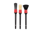 Drei Detailpinsel mit schwarzen Griffen und roten Zwingen, zwei mit schwarzen Borsten, einer mit hellen Borsten.