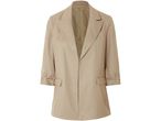 Blazer beige da donna con maniche arrotolate e tasche.