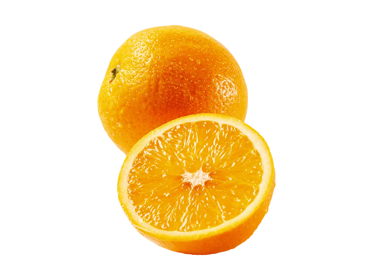 Orange entière et demi-orange juteuse avec des gouttelettes d'eau.