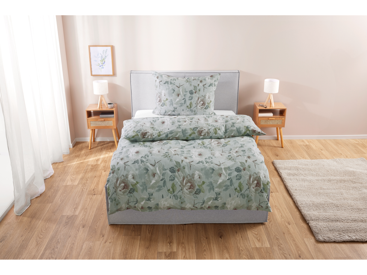 LIVARNO home Edel-Renforcé-Bettwäsche virágmintával egy hálószobában