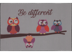 Три сове на грани; весела, шарена простирка са текстом 'Be different'.
