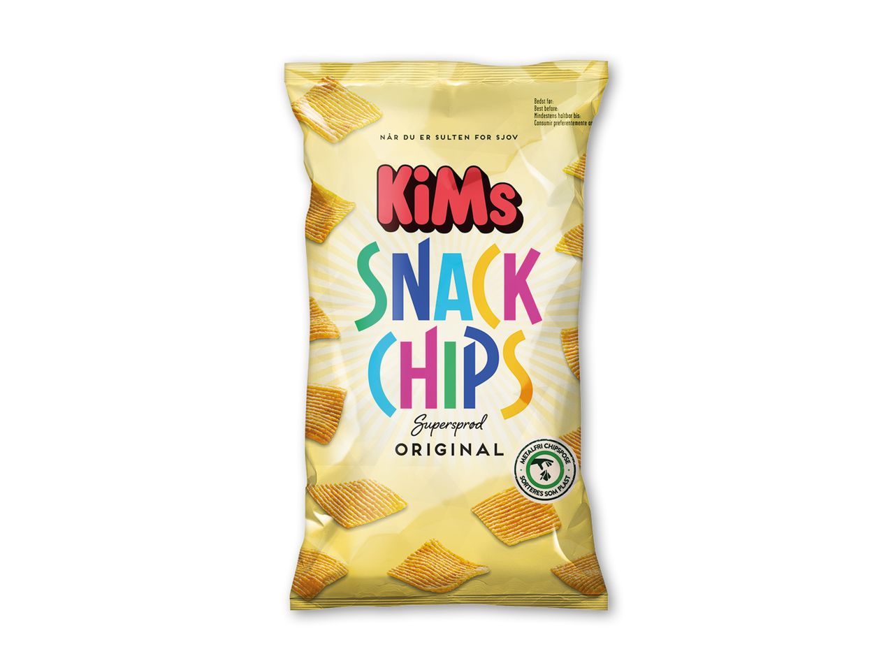 En pose sprøde, riflede chips med teksten 'SNACK CHIPS Supersprød ORIGINAL' og en grøn cirkel med teksten 'METALFRI CHIPSPOSE SORTERES SOM PLAST'.