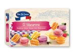 En æske med 12 makroner i forskellige smagsvarianter, herunder hindbær, citron, passionsfrugt og solbær.