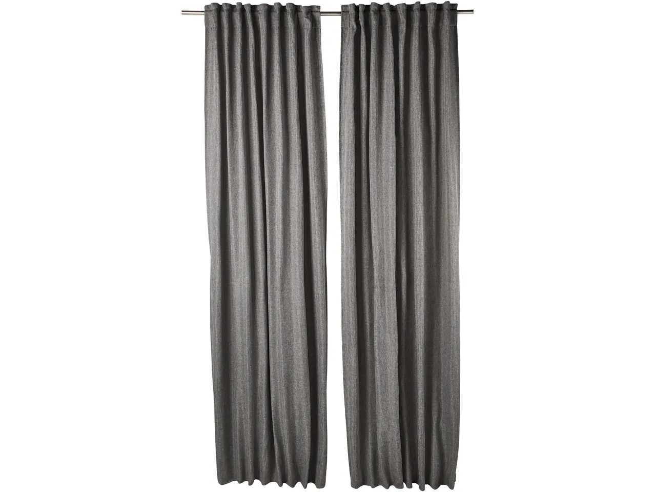 Due tende grigie appese a un bastone, su sfondo bianco.