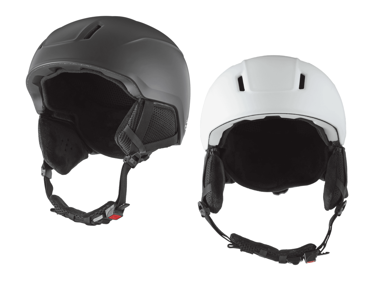 Kaksi laskettelukypärää, toinen musta ja toinen valkoinen, mustalla taustalla.