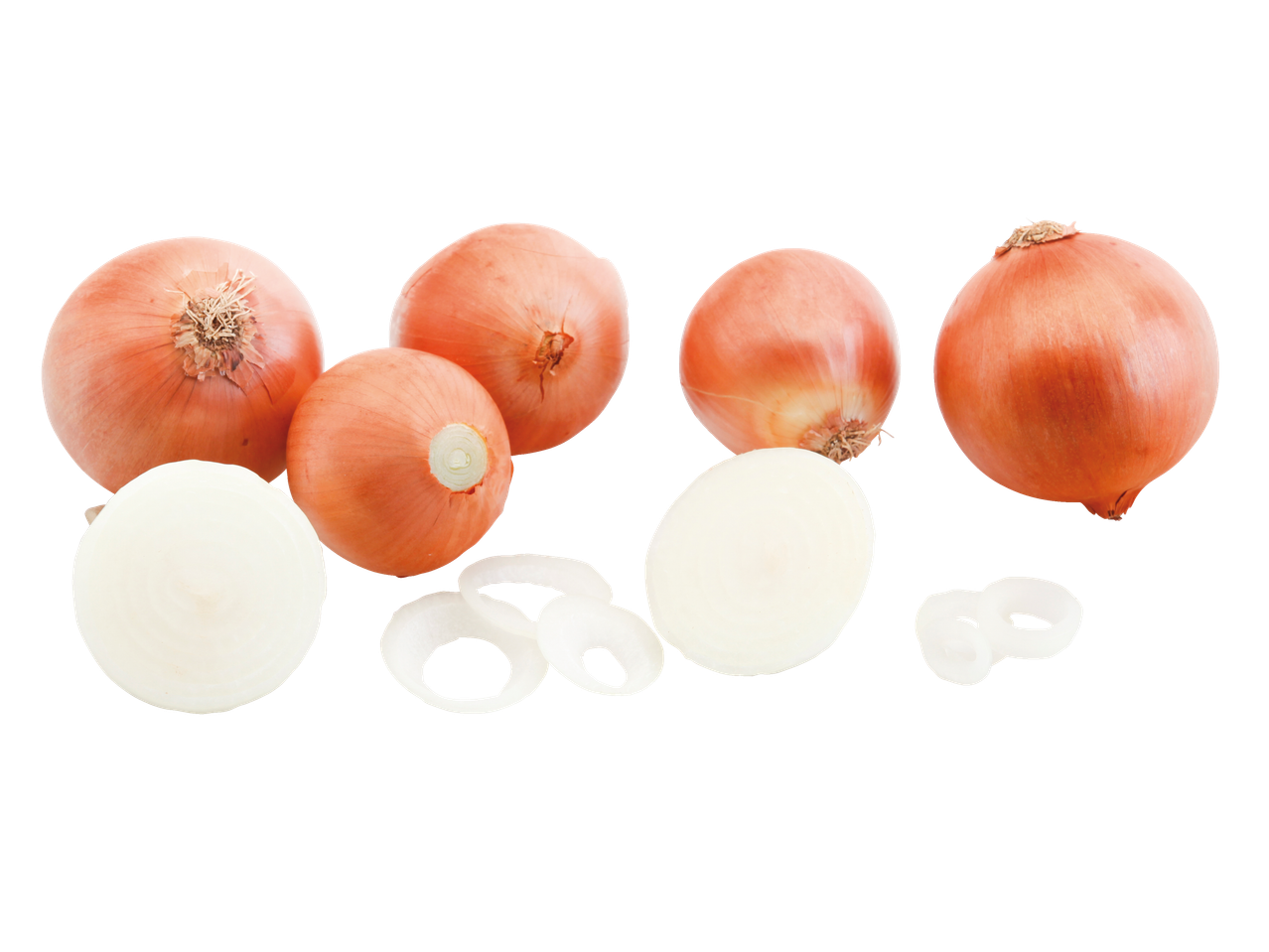 Cebolas amarelas inteiras e fatiadas em um fundo preto.