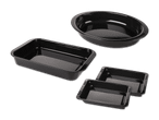 Schwarze Backformen: eine große ovale Auflaufform, ein rechteckiges Backblech und zwei kleinere quadratische Backbleche.