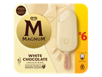 Verpakking van zes witte chocolade-ijsjes op een stokje.