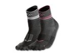 Zwei schwarze Socken mit weißen und pinken Streifen und Bergmotiven.