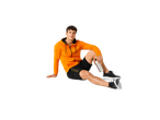 Roupas esportivas: moletom laranja, shorts preto, tênis.