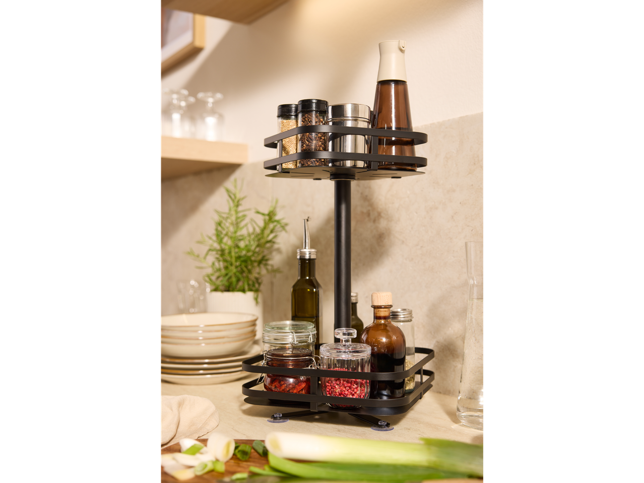 Prateleira metálica LIVARNO home com especiarias e óleos numa cozinha moderna.