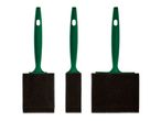 Tre pennelli a spugna con manico verde.