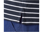 Polo cu dungi alb-marin pe pantaloni bleumarin.