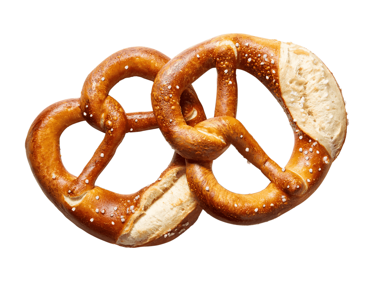 Due pretzel salati intrecciati su sfondo nero.