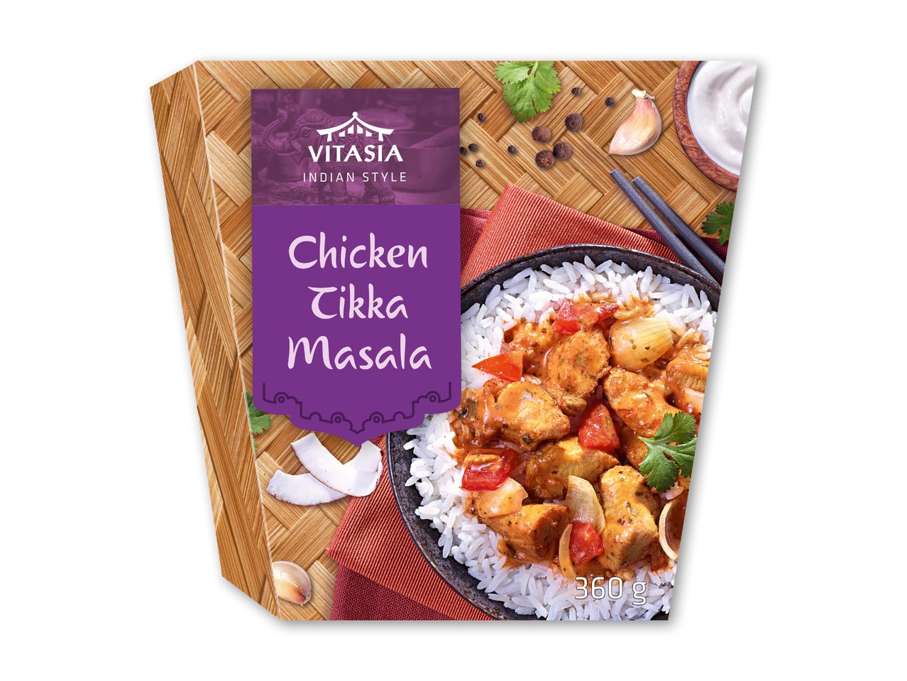 Kylling Tikka Masala med ris, kokosflager og hvidløg på en flettet måtte.