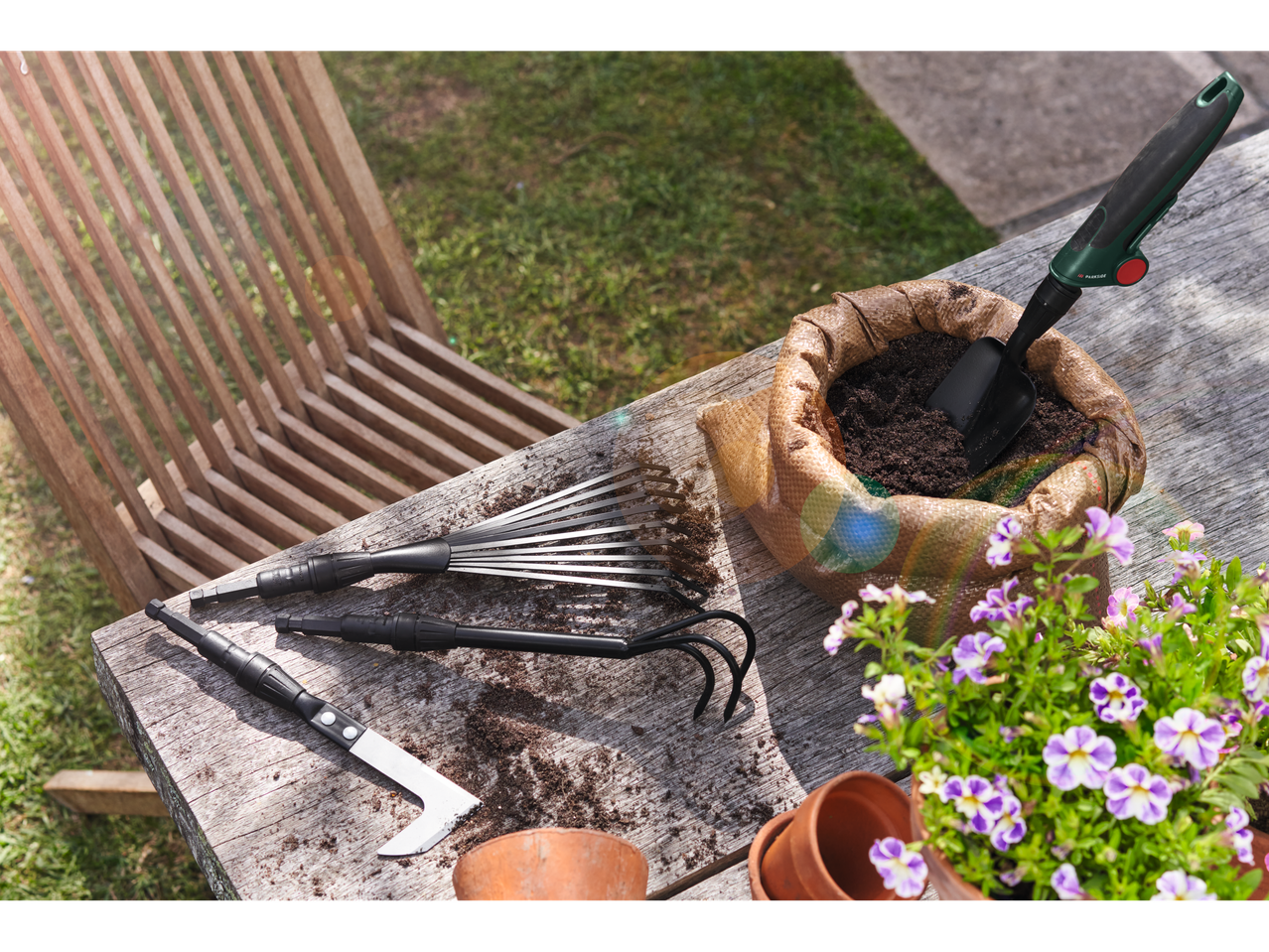 Градински инструменти: лопатка Parkside, гребло и други инструменти.