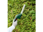 Foarfecă electrică de tuns gard viu, tăind un gard viu verde