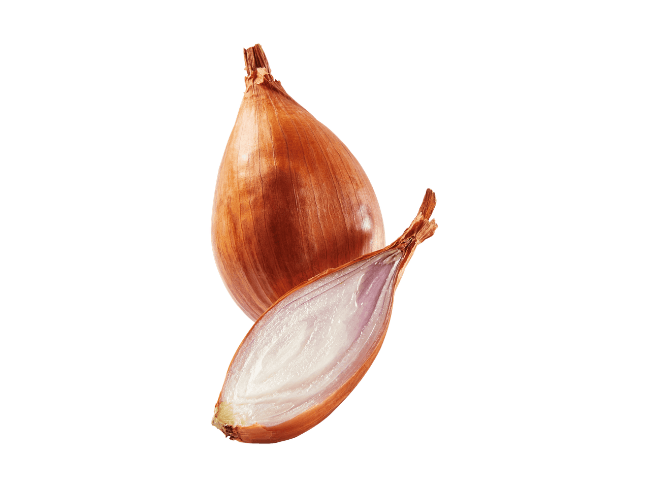 Eine ganze Schalotte und eine halbierte Schalotte, die ihre violetten Schichten zeigt.