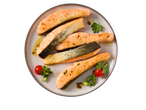 Filete de salmão frito com pele, tomate cereja e espargos.