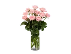 Um buquê de rosas rosa claro em um vaso de vidro transparente.