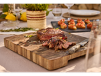 Lédús steak, szeletelve egy fa vágódeszkán, falatkák társaságában.